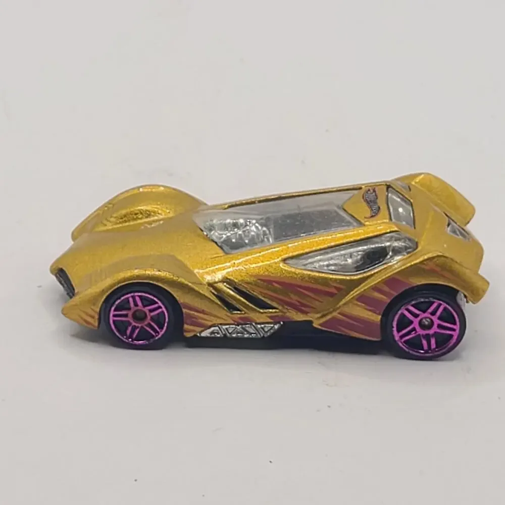 Hot Wheels Gold Sinistra 1:64 Diecast Car Mattel 2002 Loose Toy